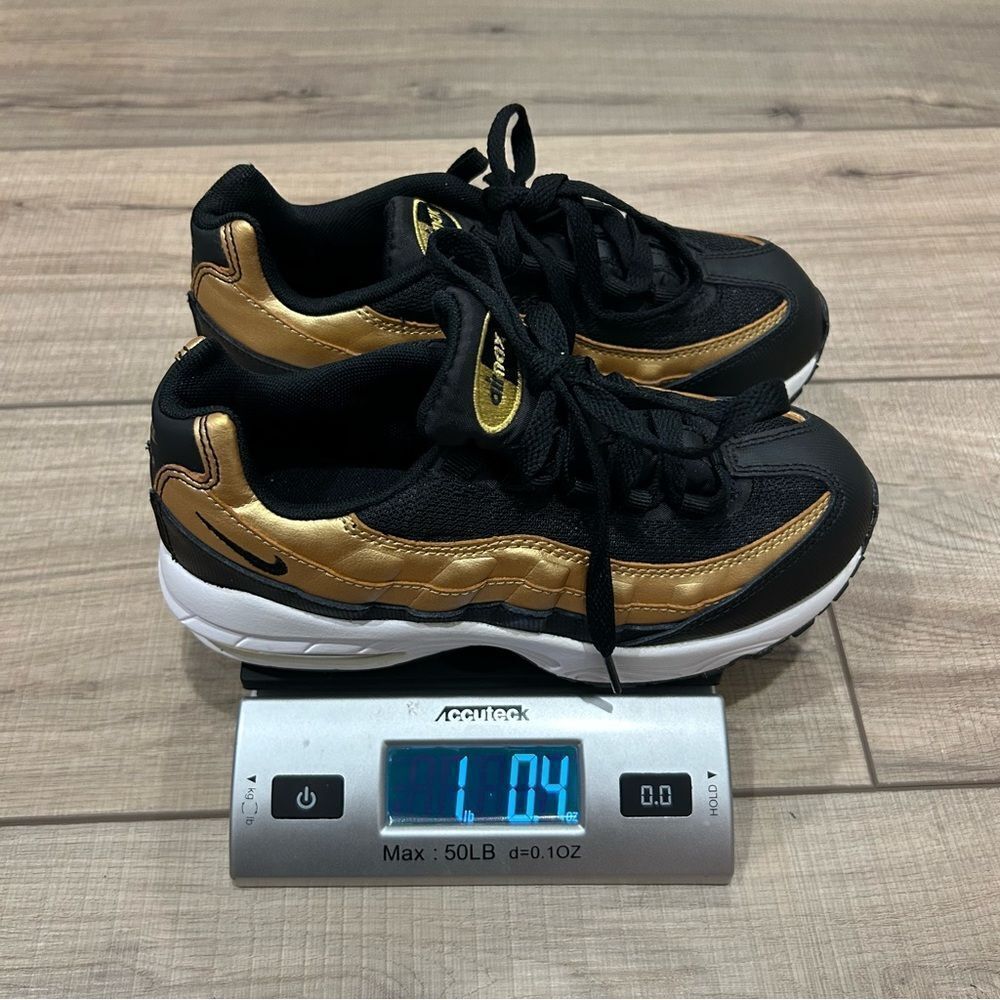 Nike Air Max 95 Youth 1Y Sneaker Shoes Black Metallic Gold 905461-032 - Picture 11 of 11